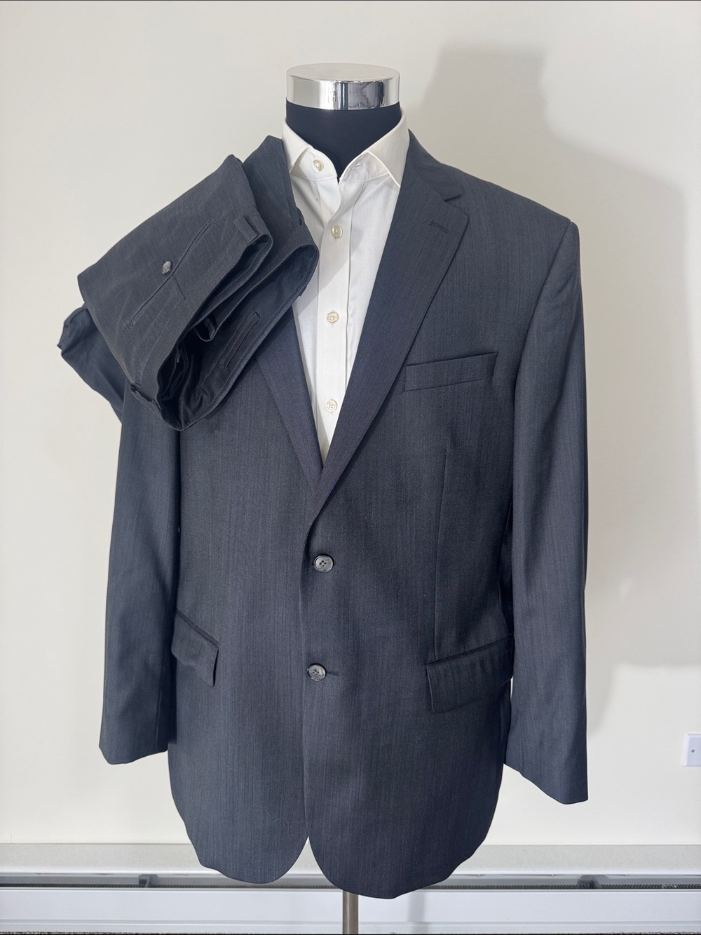 Jos. A. Bank mens 46L charcoal grey micro pattern traveller 2-button wool suit